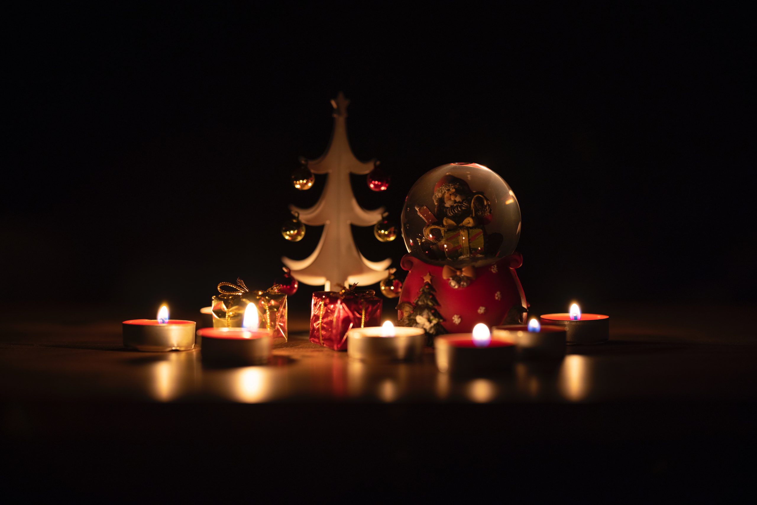 Christmas ornaments | Photo by engin akyurt on Unsplash