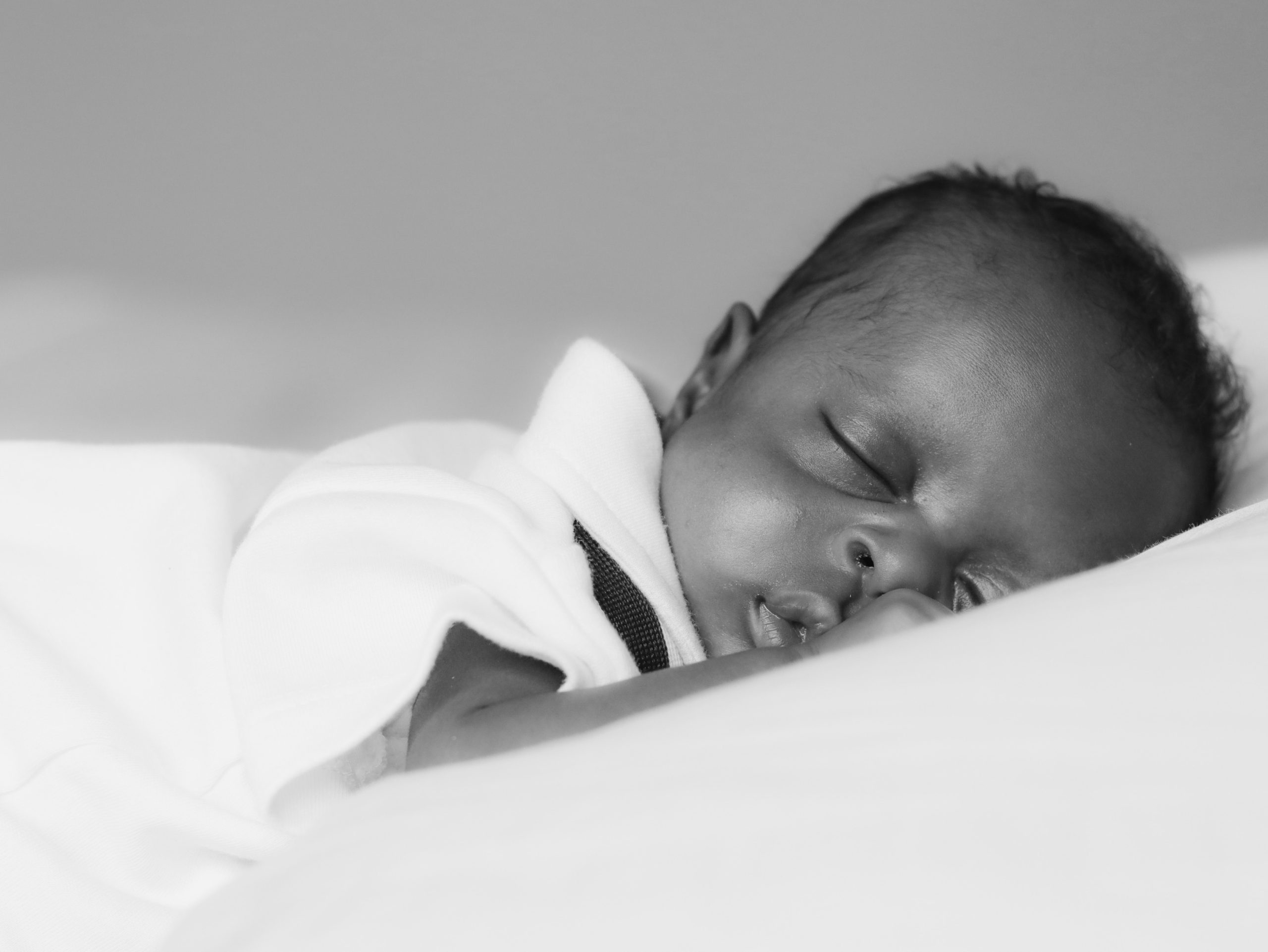 Newborn baby sleeping | Photo by Zoe Graham on Unsplash